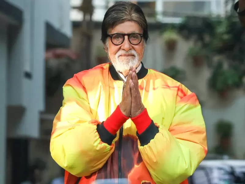 મહારાષ્ટ્રના મુંબઈમાં તેમના ૮૩મા જન્મદિવસ પર અભિનેતા અમિતાભ બચ્ચન તેમના નિવાસસ્થાનની બહાર