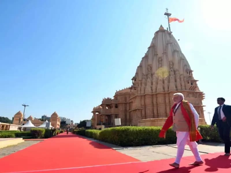 मंदिर परिसर में पीएम मोदी...