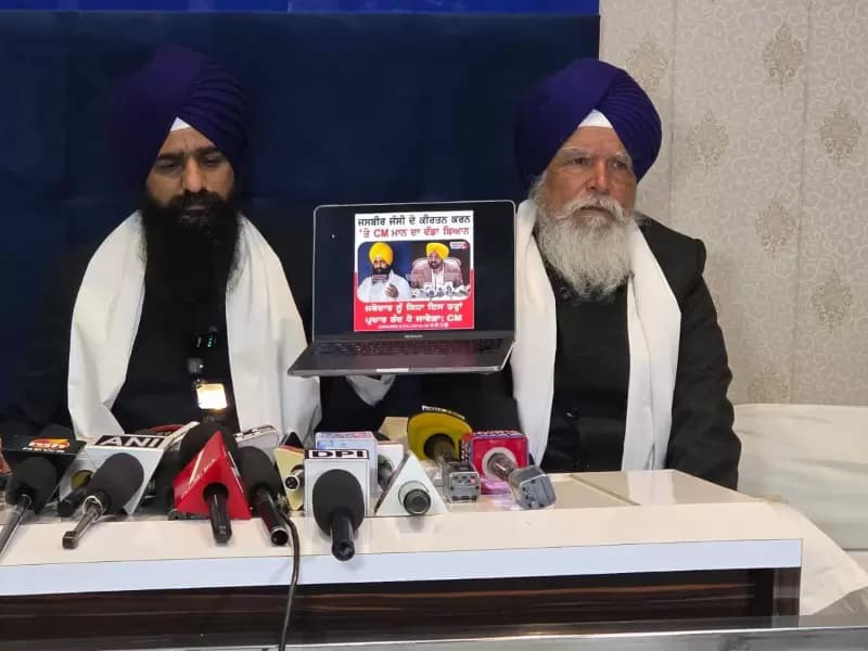 ਸਕੱਤਰੇਤ ਵਿਖੇ ਮੀਡੀਆ ਨੂੰ ਸੰਬੋਧਨ ਕਰਦਿਆਂ ਸ੍ਰੀ ਅਕਾਲ ਤਖ਼ਤ ਸਾਹਿਬ ਦੇ ਕਾਰਜਕਾਰੀ ਜਥੇਦਾਰ ਸਿੰਘ ਸਾਹਿਬ ਗਿਆਨੀ ਕੁਲਦੀਪ ਸਿੰਘ ਗੜਗੱਜ