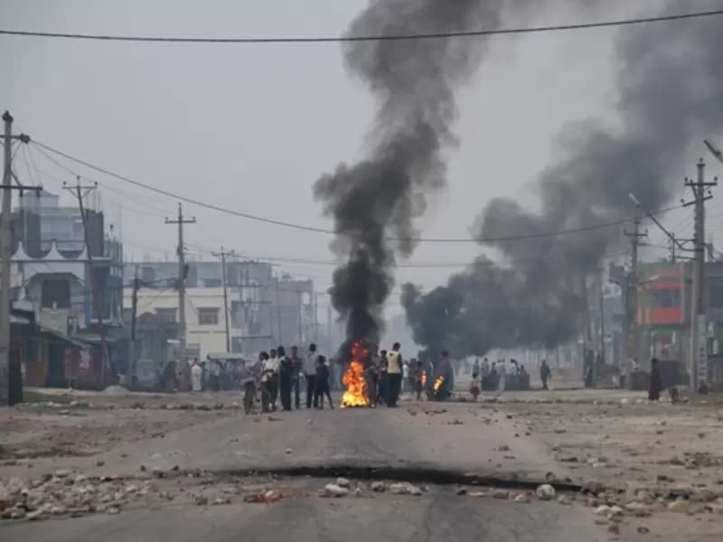 तोड़फोड़ और आगजनी के बाद तनाव के हालात...