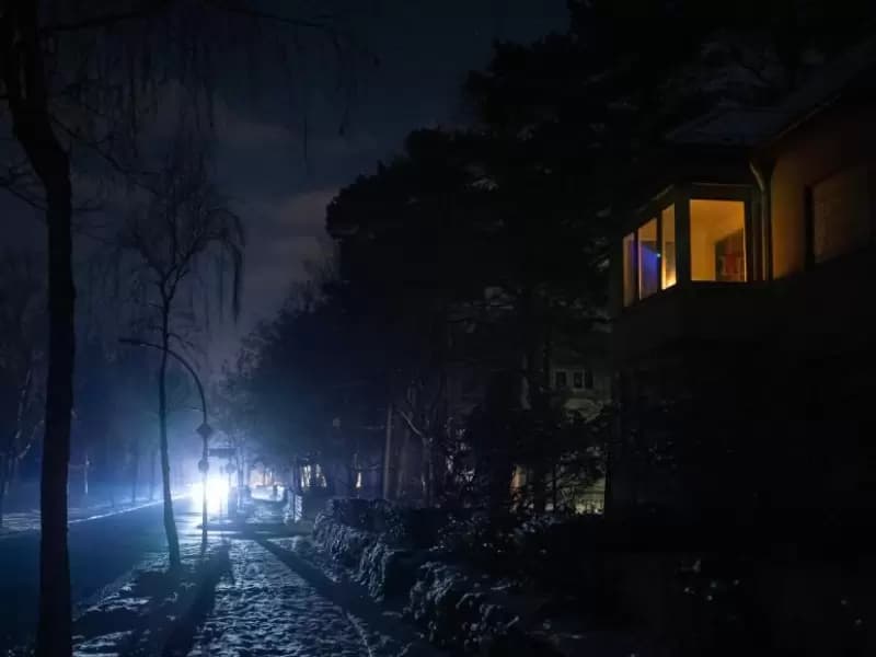 र्लिन में हजारों घरों में छाया अंधेरा