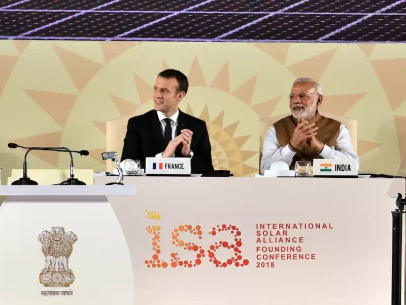 प्रधानमंत्री नरेंद्र मोदी और फ्रांस के राष्ट्रपति इमैनुएल मैक्रों