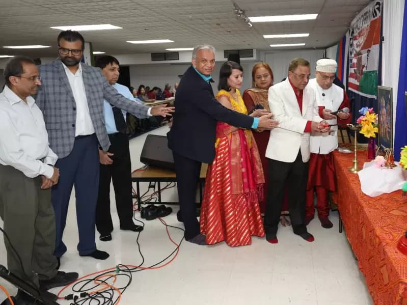 कार्यक्रम का शुभारंभ दीप प्रज्ज्वलन और आचार्य रोहितभाई जोशी (USPC के उपाध्यक्ष) द्वारा संगीत समूह के साथ आयोजित समारोह से हुआ। 