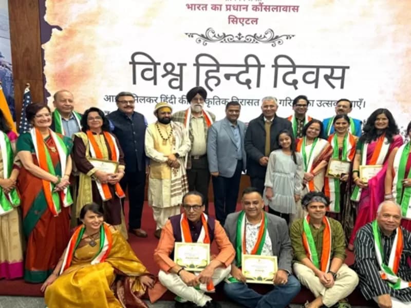 आयोजन के दौरान मेजबान और मेहमान... तथा सम्मानित गण