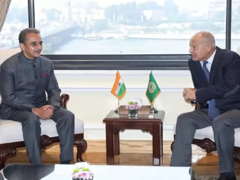 विदेश मामलों के केंद्रीय राज्य मंत्री (MoS) कीर्ति वर्धन सिंह और अरब लीग के महासचिव अहमद अबुल घीत।