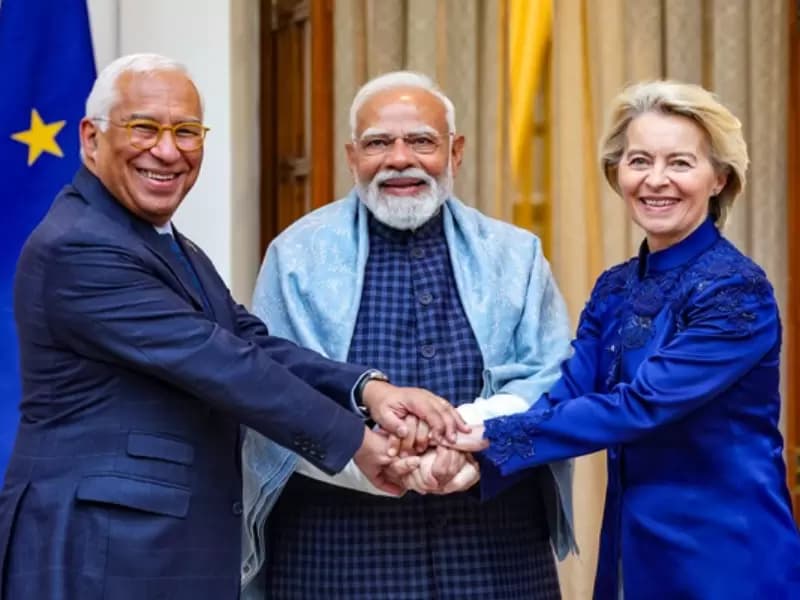 प्रधानमंत्री नरेंद्र मोदी ने मंगलवार, 27 जनवरी, 2026 को नई दिल्ली के हैदराबाद हाउस में यूरोपीय परिषद के अध्यक्ष एंटोनियो लुइस सैंटोस दा कोस्टा और यूरोपीय आयोग की अध्यक्ष उर्सुला वॉन डेर लेयेन के साथ एक बैठक के दौरान हाथ मिलाया।