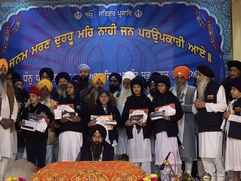 ਹੋਣਹਾਰ ਵਿਦਿਆਰਥੀਆਂ ਦਾ ਕੀਤਾ ਸਨਮਾਨ