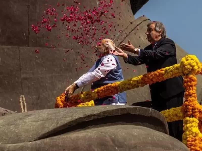 2022 में भारत यात्रा के दौरान, संयुक्त राष्ट्र के महासचिव एंटोनियो गुटेरेस गुजरात के नर्मदा जfले में सरदार सरोवर बांध पर 'स्टैच्यू ऑफ यूनिटी' के पास गुलाब की पंखुड़ियां बिखेरते हुए। उनके साथ प्रधानमंत्री नरेंद्र मोदी भी हैं।
