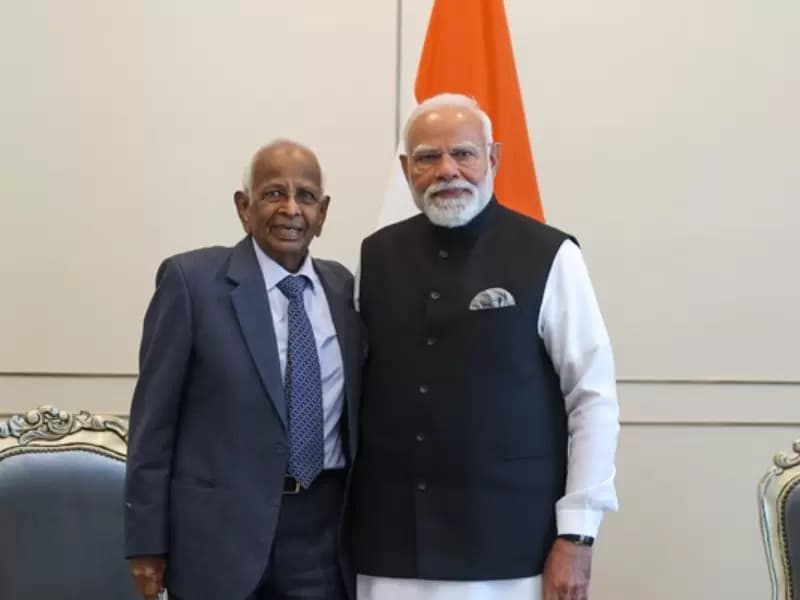मलेशिया में INA के पूर्व सैनिक के साथ पीएम मोदी ...