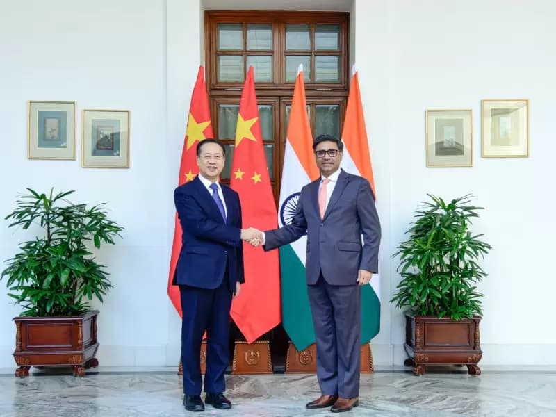 भारत के विदेश सचिव और साथ में चीन के उप विदेश मंत्री