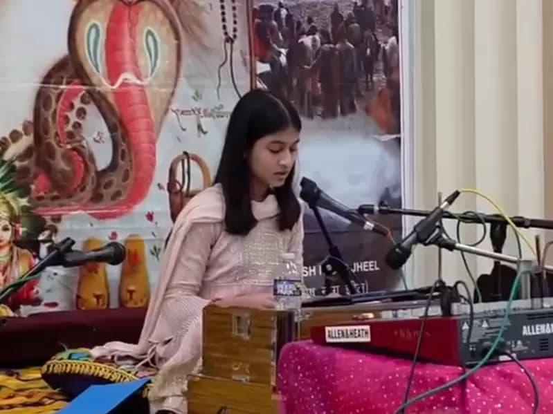 शाम को आरती और कई प्रार्थना सत्र आयोजित किए गए, जिसके बाद संपूर्ण आरती हुई।