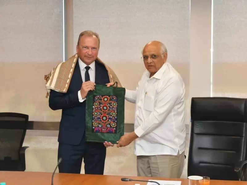 गुजरात के मुख्यमंत्री भूपेंद्र पटेल और लक्जमबर्ग के वित्त मंत्री गिल्स रोथ