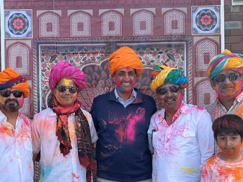 अमेरिकी सांसद रो खन्ना कैलिफोर्निया में होली समारोह में शामिल हुए।