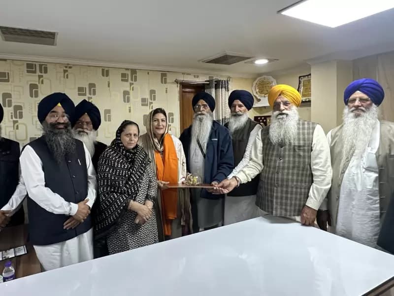 ਯੂਕੇ ਦੇ ਐਮਪੀ ਬੀਬੀ ਪ੍ਰੀਤ ਕੌਰ ਗਿੱਲ ਸ੍ਰੀ ਹਰਿਮੰਦਰ ਸਾਹਿਬ ਵਿਖੇ ਹੋਏ ਨਤਮਸਤਕ