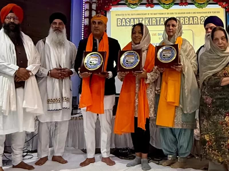 GOCI  प्रतिनिधि डॉ. लोरा हारग्रोव और आयोग के अन्य सदस्यों को बाल्टीमोर के गुरुद्वारा साहिब में एक स्मृति चिन्ह भेंट किया गया।