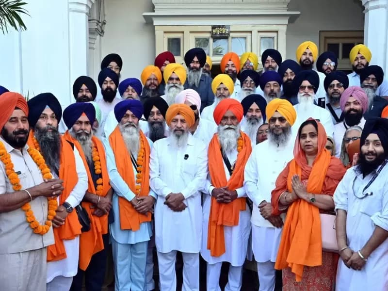 ਪਾਕਿਸਤਾਨ ’ਚ ਹੋਣ ਵਾਲੇ ਖ਼ਾਲਸਾ ਸਾਜਣਾ ਦਿਵਸ ਸਮਾਗਮਾਂ ’ਚ ਸ਼ਮੂਲੀਅਤ ਲਈ ਜਾਣ ਵਾਲੇ ਜਥੇ ਦੇ ਆਗੂਆਂ ਨੂੰ ਸਨਮਾਨਿਤ ਕਰਦੇ ਹੋਏ ਸ਼੍ਰੋਮਣੀ ਕਮੇਟੀ ਦੇ ਮੁੱਖ ਸਕੱਤਰ ਸ. ਕੁਲਵੰਤ ਸਿੰਘ ਮੰਨਣ ਤੇ ਹੋਰ ਅਧਿਕਾਰੀ