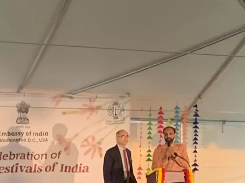 राजदूत क्वात्रा प्रवासी सदस्यों के साथ।