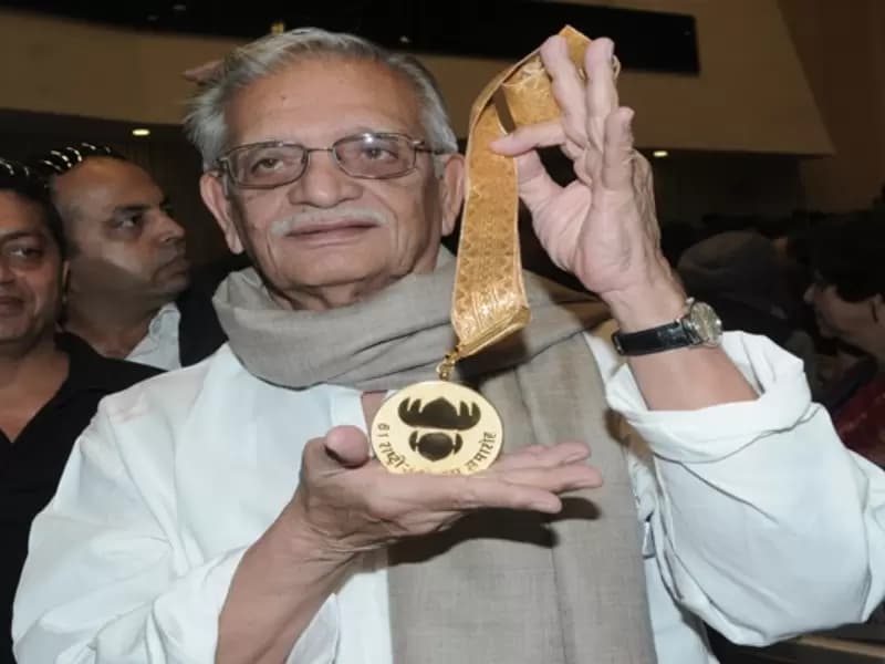 गुलजार दादा साहेब फाल्के सम्मान के साथ।