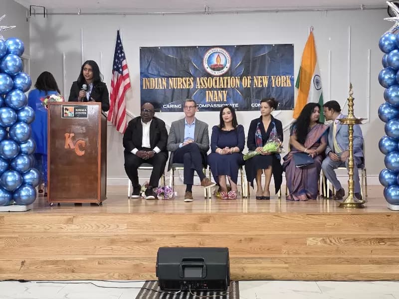 सरिता कोमाटिरेड्डी ने INANY के कार्यक्रम में उपस्थित लोगों को संबोधित किया। 