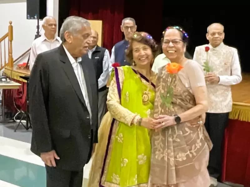 गीताबेन सुथार के जन्मदिन पर फूल देते सरोजबेन और दहयाभाई पटेल