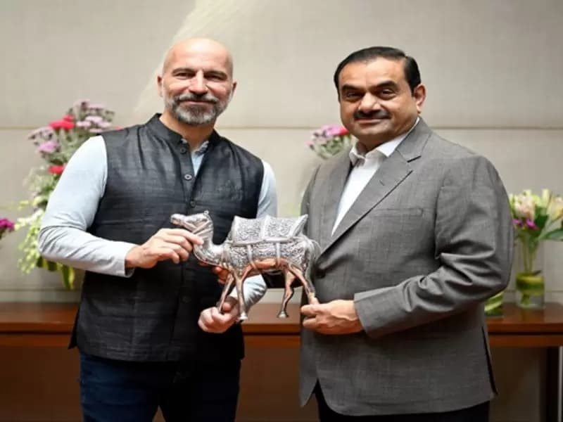 उबर के सीईओ दारा खोसरोशाही और गौतम अदाणी।