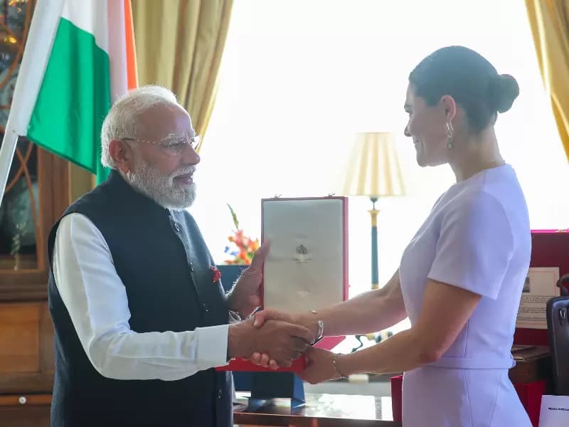 PM Modi receiving the royal honour 