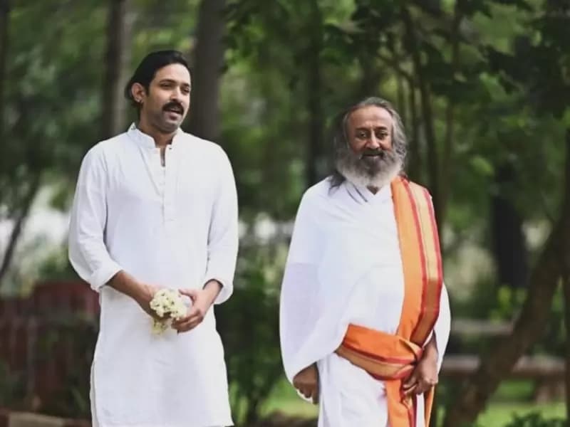 The actor Vikrant Massey (left) with Sri Sri Ravi Shankar