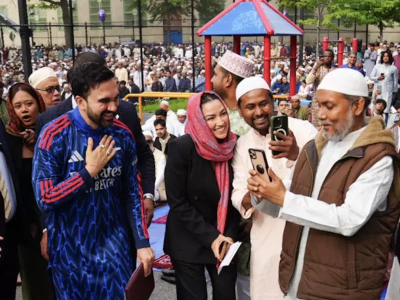 ममदानी ने साथी डेमोक्रेट एलेक्जेंड्रिया ओकासियो-कोर्टेज के साथ समारोह में भाग लिया।