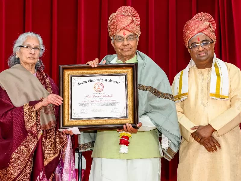 रमेश भुताडा अपनी पत्नी किरण भुताडा के साथ कल्याण स्थित HUA के अध्यक्ष से मानद डॉक्टरेट की उपाधि प्राप्त करते हुए।