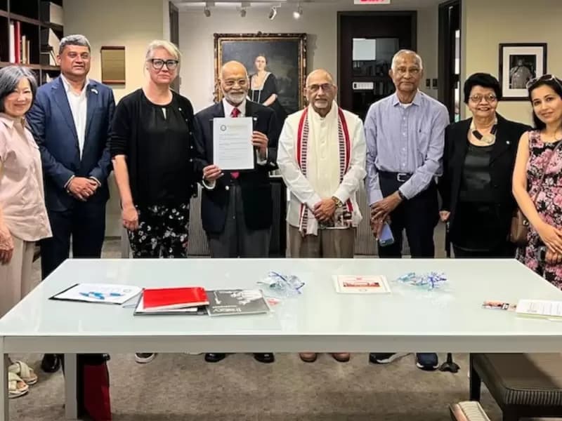 राइस और ह्यूस्टन समुदायों के सदस्य, राइस और फाउंडेशन फॉर इंडिया स्टडीज के बीच एक समझौता ज्ञापन पर हस्ताक्षर के बाद, फोंड्रेन लाइब्रेरी के वुडसन रिसर्च सेंटर में एक समूह फोटो के लिए एकत्र हुए, जिसने औपचारिक रूप से ह्यूस्टन एशियन अमेरिकन आर्काइव के भीतर एक भारतीय अमेरिकी सामुदायिक अभिलेखागार पहल की स्थापना की।