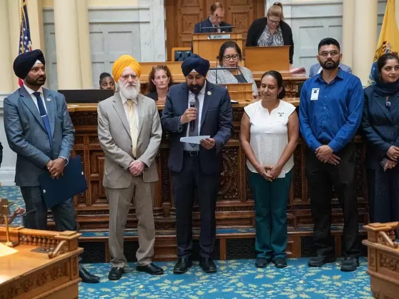ਰਵੀ ਐਸ ਭੱਲਾ ਸਦਨ ​​ਨੂੰ ਸੰਬੋਧਨ ਕਰਦੇ ਹੋਏ।