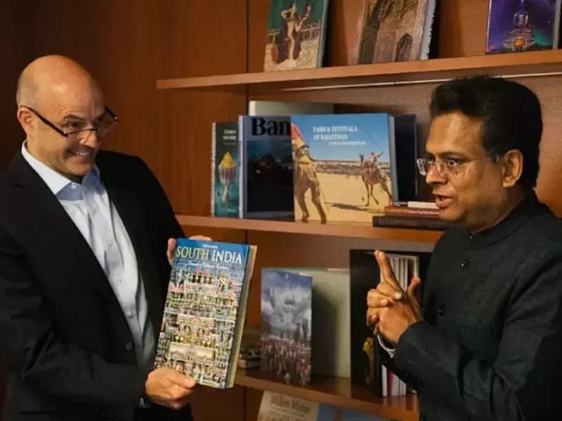 Hamilton Lugar Interim Dean David Bosco and Consul General Somnath Ghosh at the ribbon cutting for the school's new India Corner