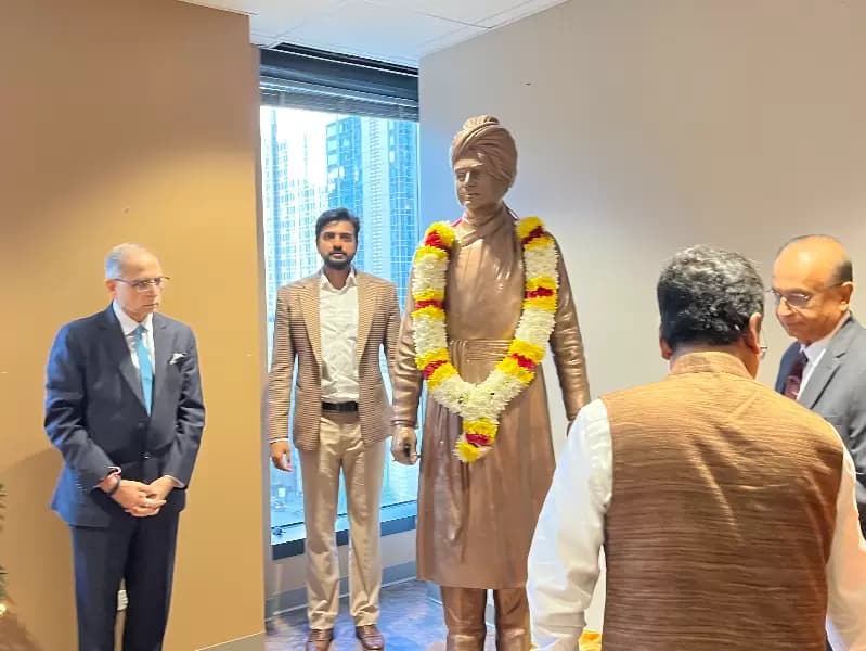 Ambassador Kwatra Unveils Swami Vivekananda's Statue in Chicago
