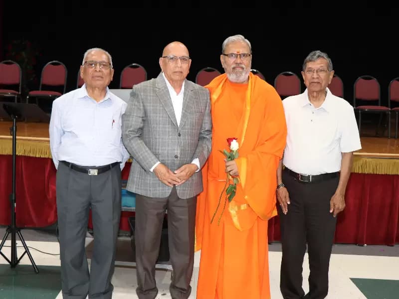 Swami Shri Kevala Nand is seen being welcomed by ISC President Kantibhai Patel, Vice President Navinbhai Patel and Dahyabhai Prajapati