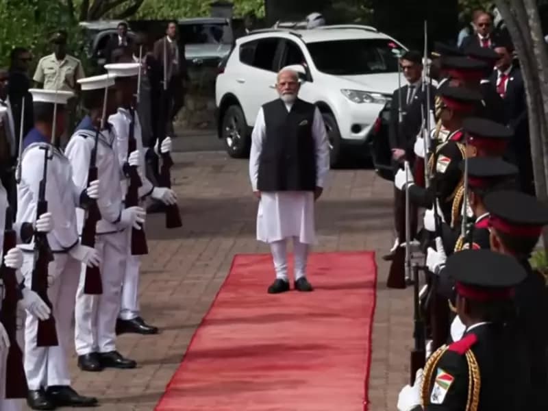 સેશેલ્સમાં સ્ટેટ હાઉસ ખાતે પીએમ મોદી.