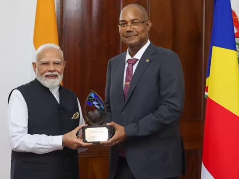 राष्ट्रपति हर्मिनी ने पीएम मोदी को 'गार्जियन ऑफ ब्लू होराइजन' अवॉर्ड प्रदान किया।