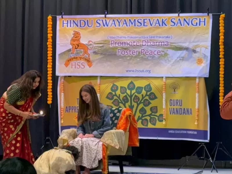 એક શાળાની વિદ્યાર્થીની તેના શિક્ષકનું સન્માન કરી રહી છે.