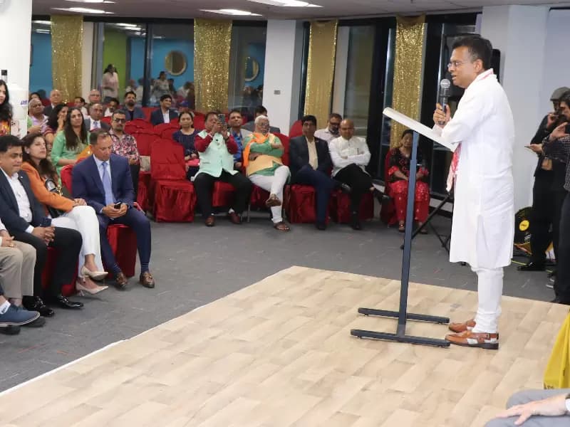सोमनाथ घोष सभा को संबोधित करते हुए।