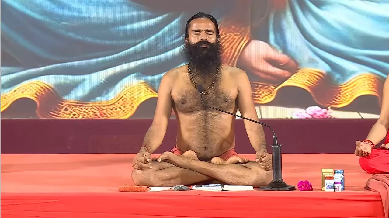 યોગ ગુરુ બાબા રામદેવ