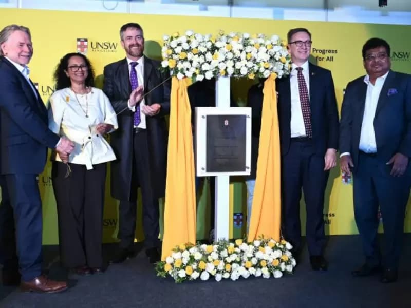 बाएं से: भारत में ऑस्ट्रेलिया के हाई कमिश्नर फिलिप ग्रीन OAM, UNSW बेंगलुरु की रेक्टर प्रोफेसर पय्याझी वडक्केकारा जयश्री, UNSW के वाइस-चांसलर और प्रेसिडेंट प्रोफेसर अटिला ब्रंग्स, इंटरनेशनल एजुकेशन के असिस्टेंट मिनिस्टर जूलियन हिल और कर्नाटक राज्य के बड़े उद्योगों और इंफ्रास्ट्रक्चर डेवलपमेंट मंत्री एमबी पाटिल।