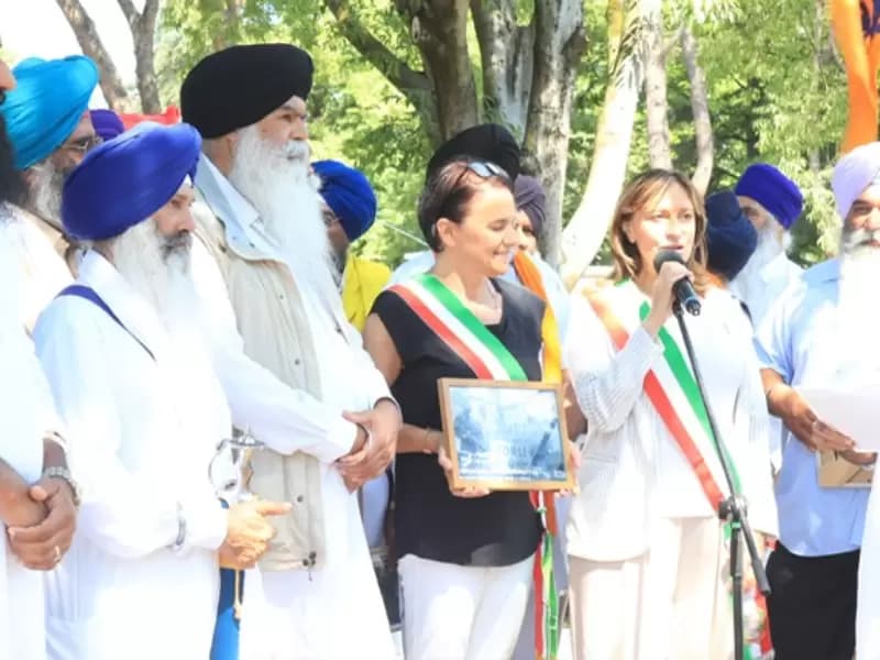 सैनिकों को श्रद्धांजलि।