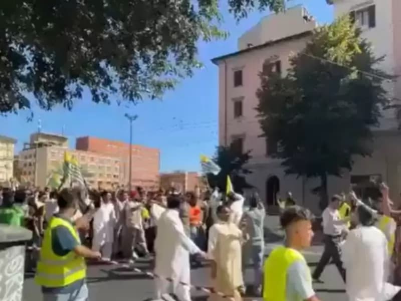  व‍िरोध के चलते इटली के बोलोन्या शहर में कश्मीरी प्रवासी समुदाय के हजारों लोगों ने विरोध मार्च निकाला।
