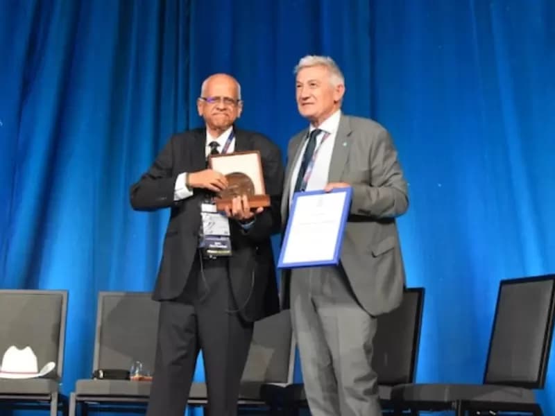 Professor Gautam R Desiraju receiving the arward.