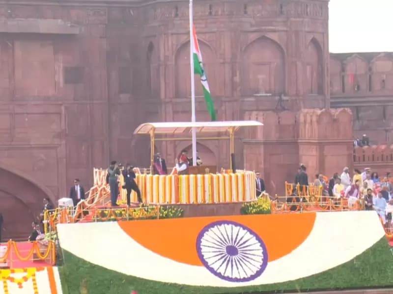 PM Modi hoists Tricolour at Red Fort