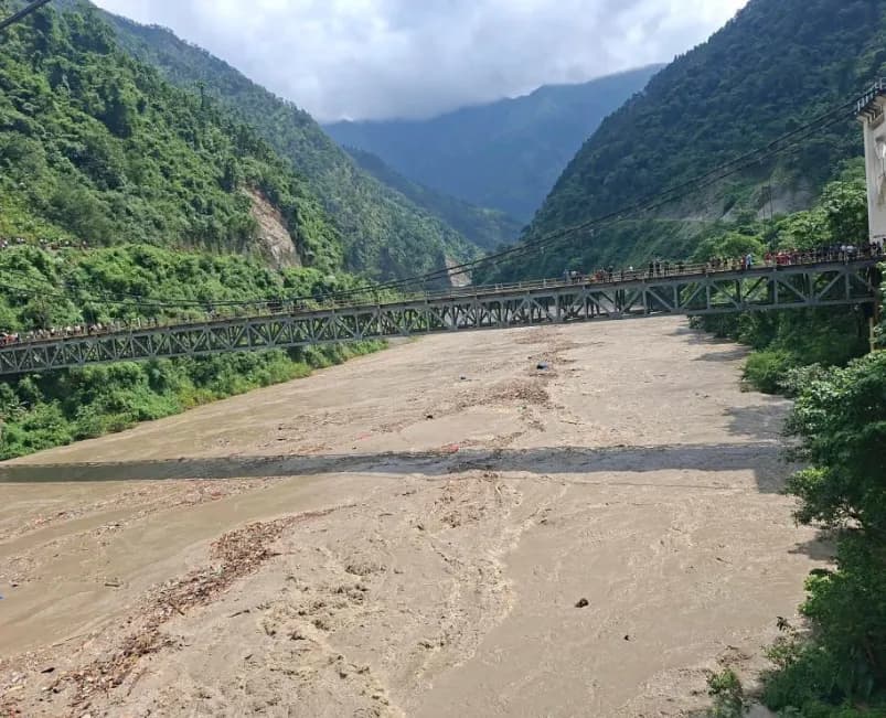  नेपाल में अचानक आई बाढ़ के बाद त्रिशूली नदी...