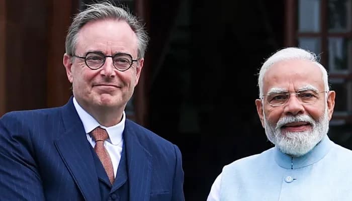  प्रधानमंत्री नरेंद्र मोदी बेल्जियम के प्रधानमंत्री बार्ट डी वेवर के साथ।