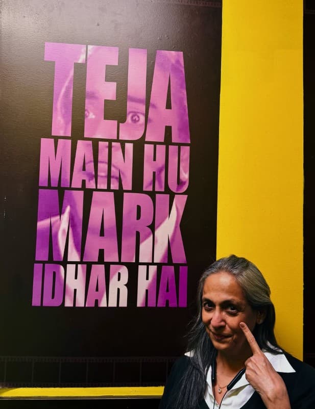 वैंकूवर में दिखा परेश रावल का 'तेजा मैं हूं' वाला आइकॉनिक पोस्टर, पत्नी स्वरूप संपत ने शेयर की तस्वीर
