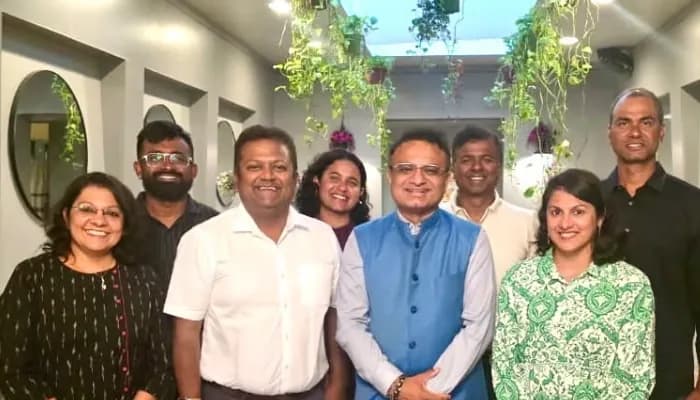 Consul General LA meets Bangalore swimming team 