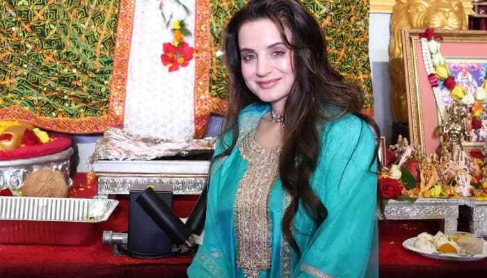 Bollywood Actress attends Ganesh festival at Newark Ave