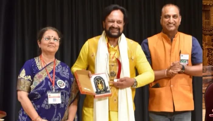 Romesh K. Japra receiving the award